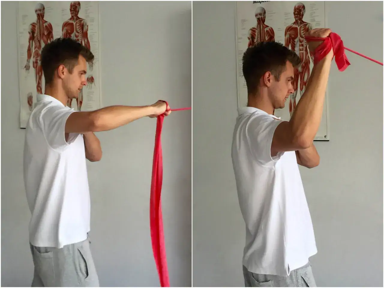 Mężczyzna wykonuje ćwiczenie na ramiona z czerwoną gumą. W tle wisi plakat anatomiczny. Strzelanie w stawach to częsty problem, który można łagodzić ćwiczeniami.