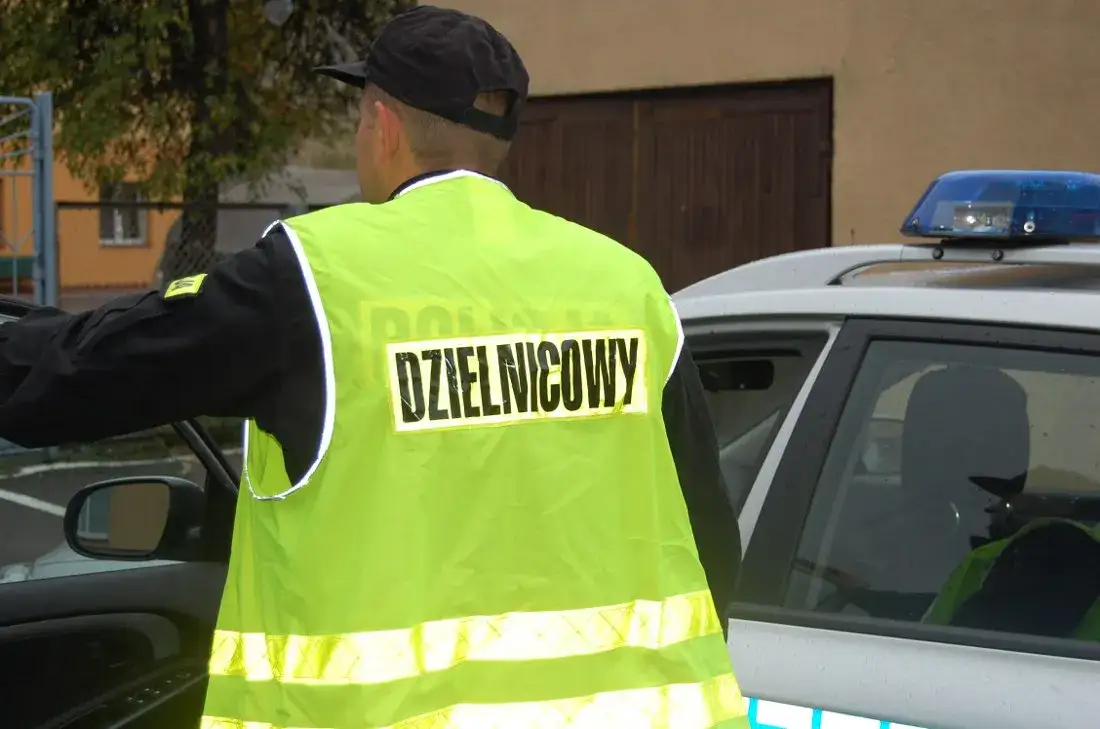Policjant dzielnicowy w pracy