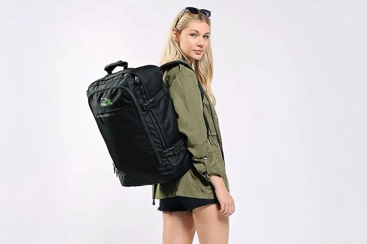 Junge Frau mit großem, schwarzem **backpacking rucksack** bereit für den **flugzeug**-Abflug.