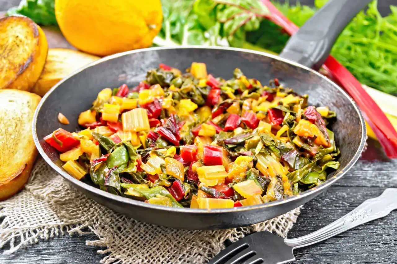 Poêlée colorée de blettes, un plat simple et savoureux. Parfait pour une recette blettes à la poêle rapide.