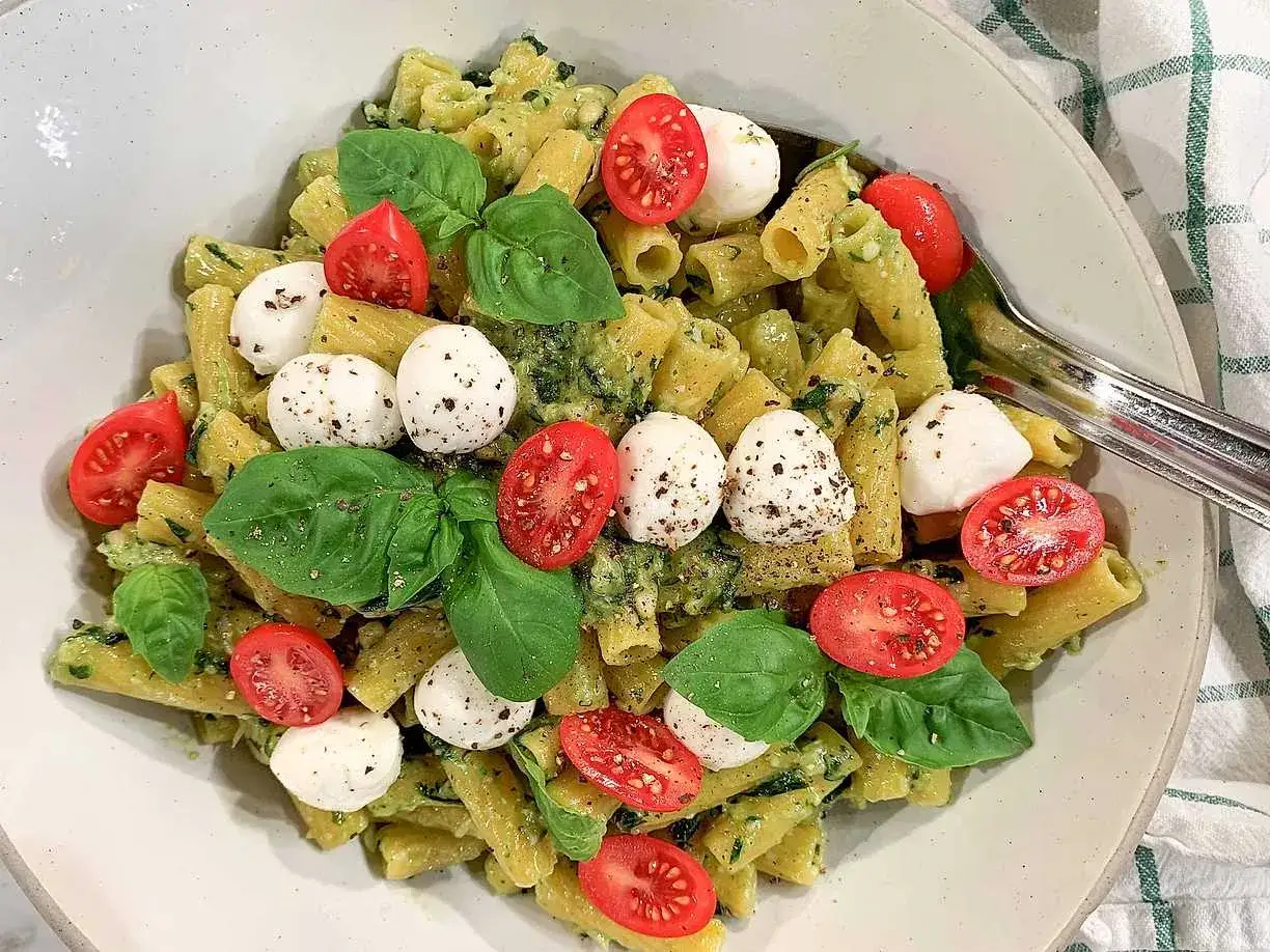 Pastasallad med pesto, mozzarella, k&ouml;rsb&auml;rstomater och f&auml;rsk basilika. Ett perfekt basilika recept f&ouml;r en l&auml;tt lunch.