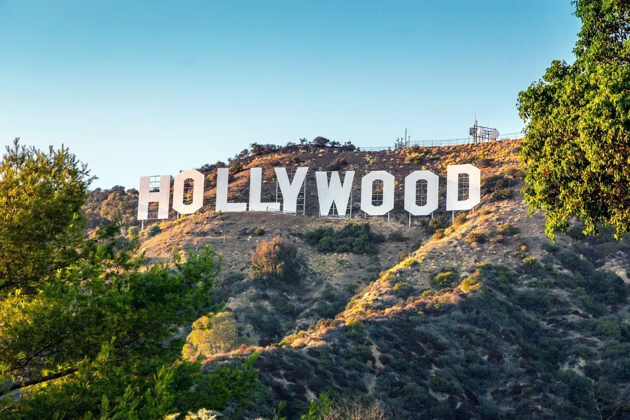 Słynny napis HOLLYWOOD na wzgórzu. To symbol marzeń, sławy i tego, co to znaczy Hollywood – miejsca, gdzie rodzą się filmowe historie.