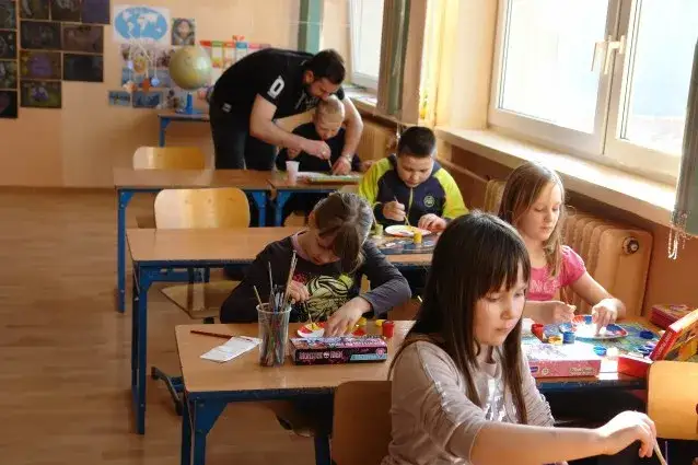 nauczyciel wspomagający z dziećmi w klasie