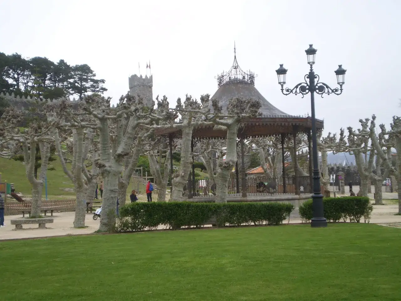 Paseo por el parque de la palma baiona, con su quiosco y el castillo al fondo.