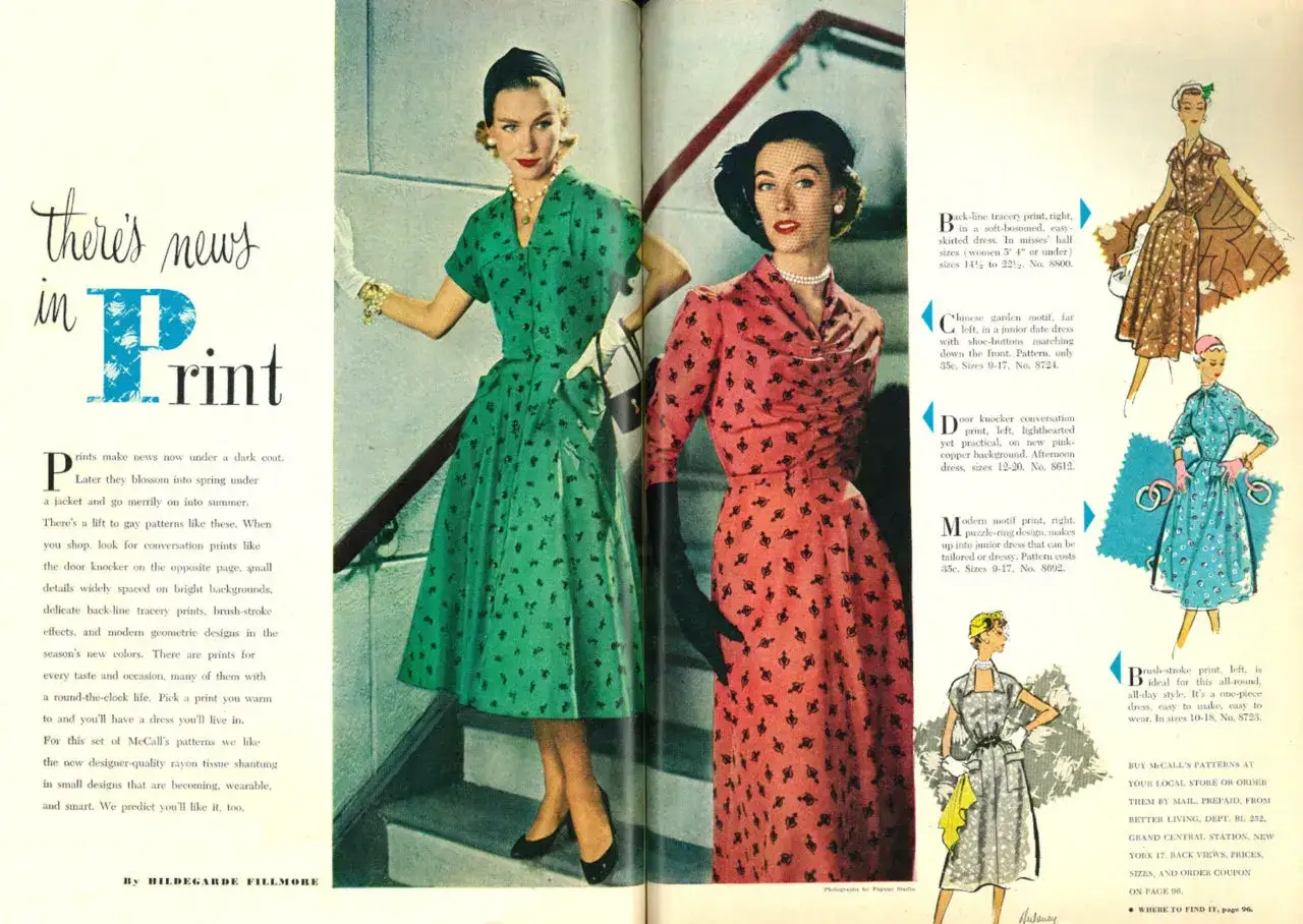 Kvinnor i 1950-talsmode p&aring; en trappa, kl&auml;dda i gr&ouml;na och korallf&auml;rgade kl&auml;nningar med sm&aring; m&ouml;nster.