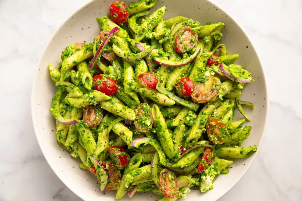 Szybki obiad z makaronem penne, pomidorkami koktajlowymi i sosem pesto. Idealne danie na lato.