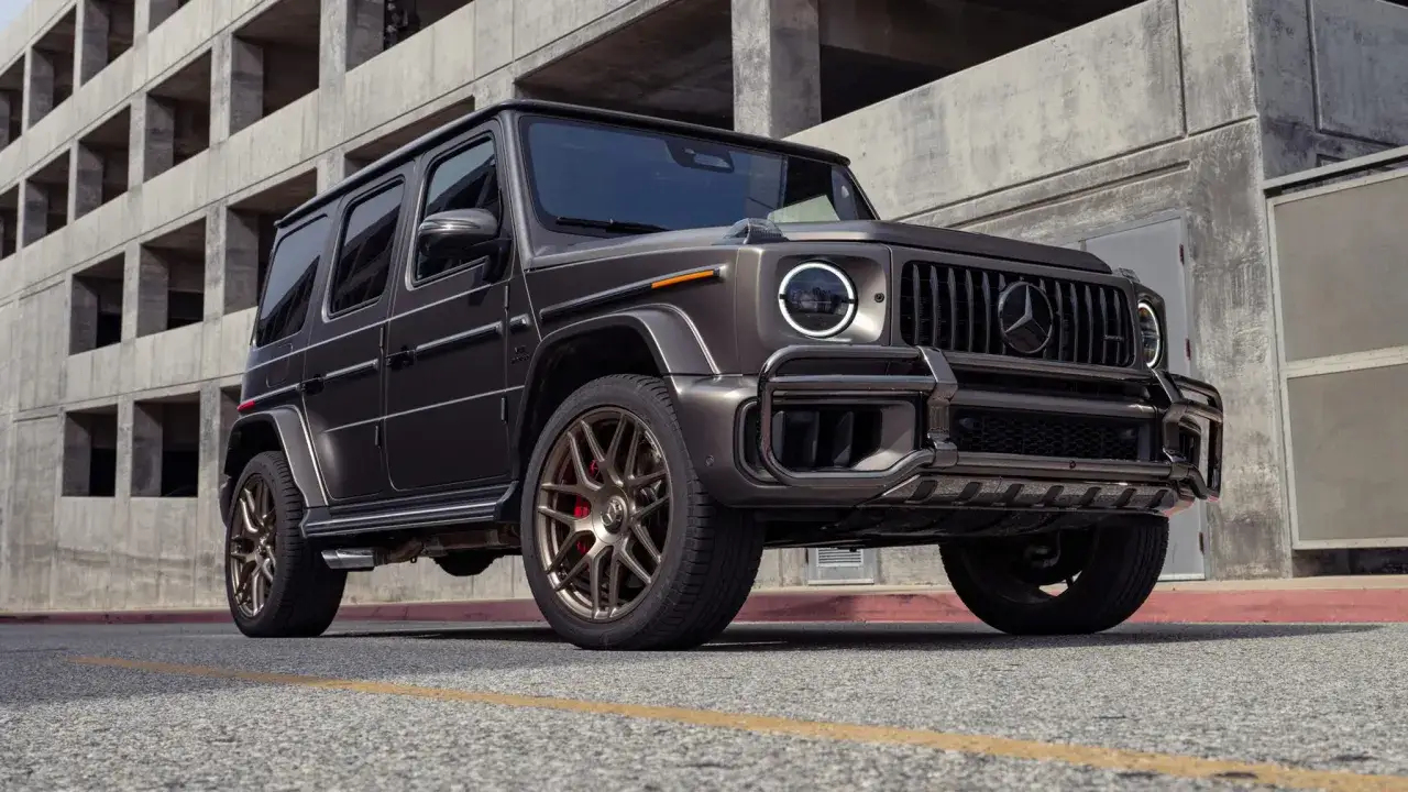 Mroczny Mercedes G Klasa na tle betonowej budowli. Sprawdź, jaka jest jego cena i możliwości.