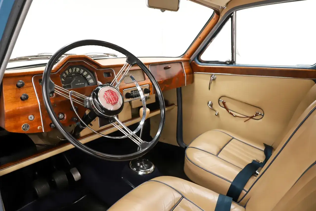 Interiör i en MG Magnette med trädetaljer, lädersäten och klassisk instrumentpanel.