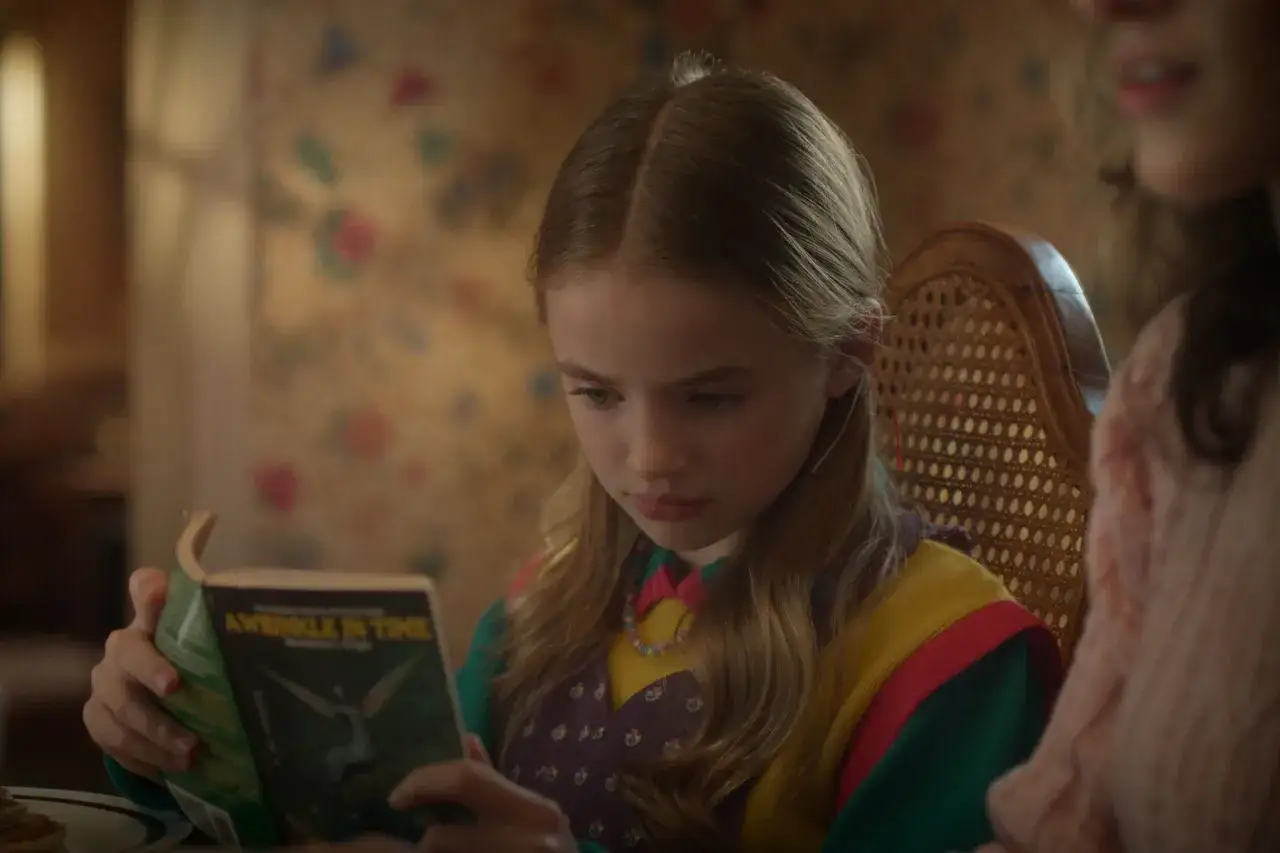 Holly Wheeler z Stranger Things czyta książkę 