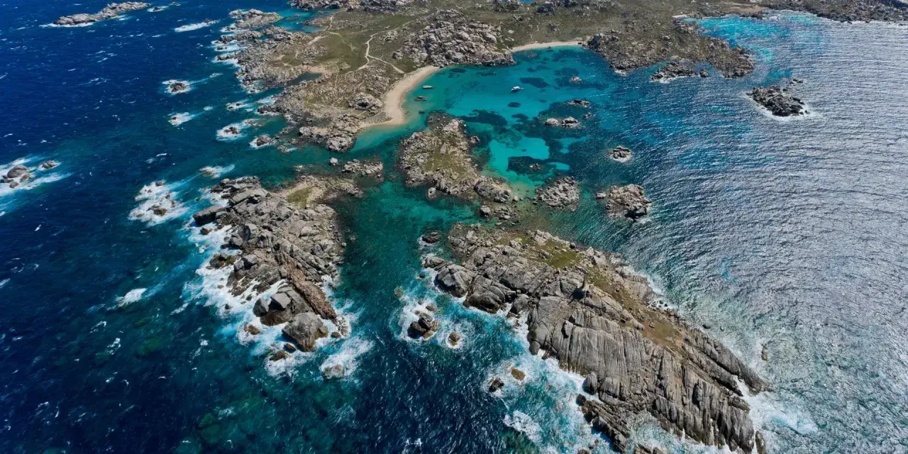 Vue a&eacute;rienne de l'&icirc;le Lavezzi, avec ses eaux turquoise cristallines, ses rochers granitiques et ses petites plages isol&eacute;es.