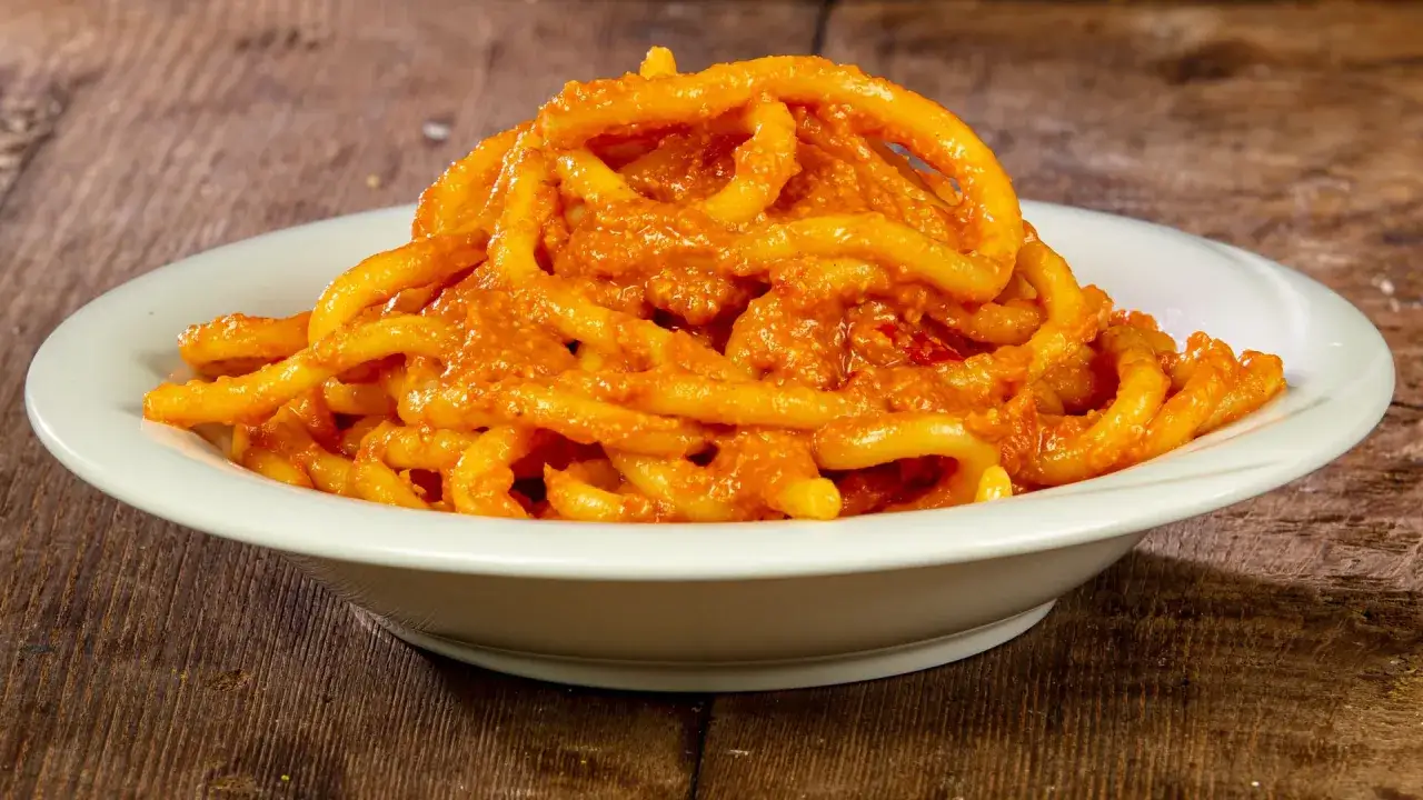 Piatto di pasta con sugo rosso, un'idea per le aglione ricette.