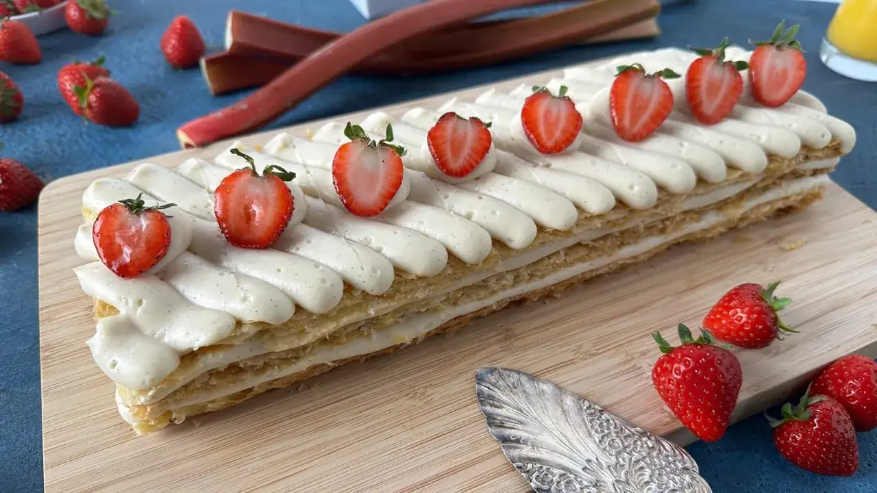 Ein köstliches Mille-feuille mit Vanillecreme und frischen Erdbeeren, bereit zum Genießen.