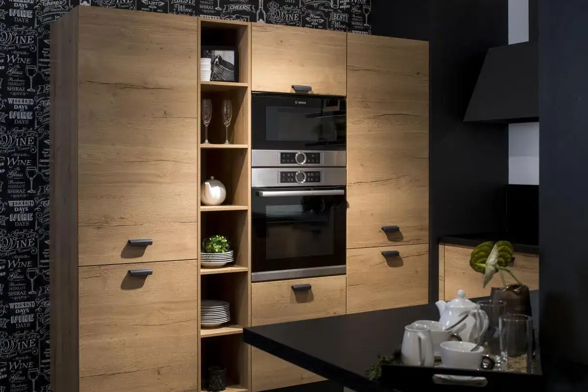 Cuisine moderne avec un **dimension micro onde encastrable** en acier inoxydable, entour&eacute; d'armoires en bois clair.