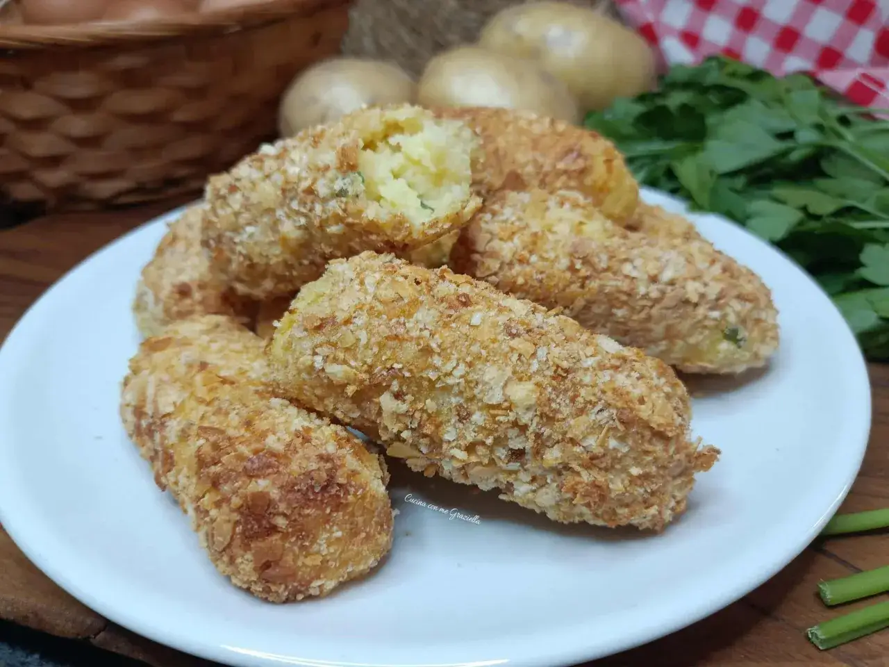 Crocchette di patate in friggitrice ad aria, dorate e croccanti, pronte per essere gustate. Un contorno sfizioso e leggero.
