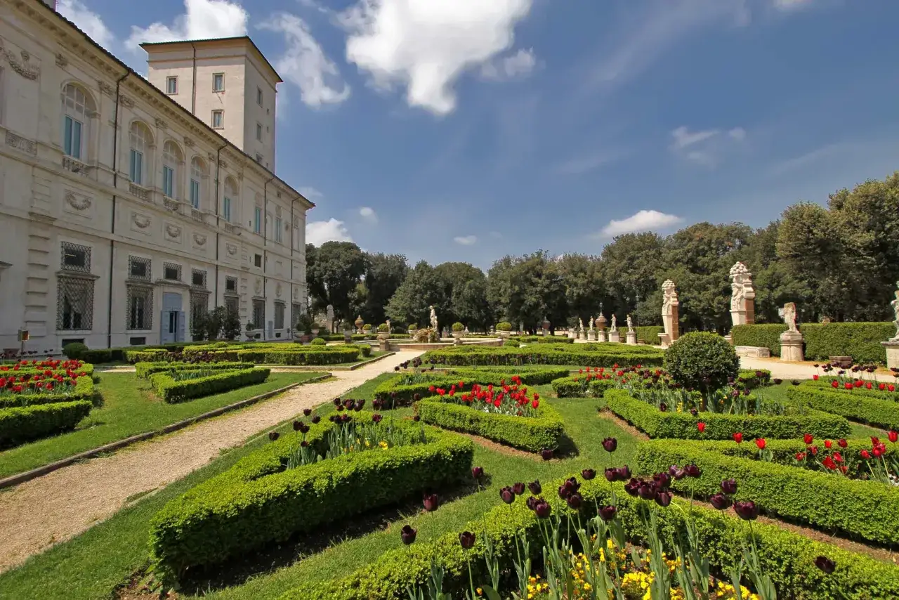 Jardins &agrave; la fran&ccedil;aise de la Villa Borghese, avec tulipes rouges et noires. Une promenade gratuite dans ce lieu magnifique.