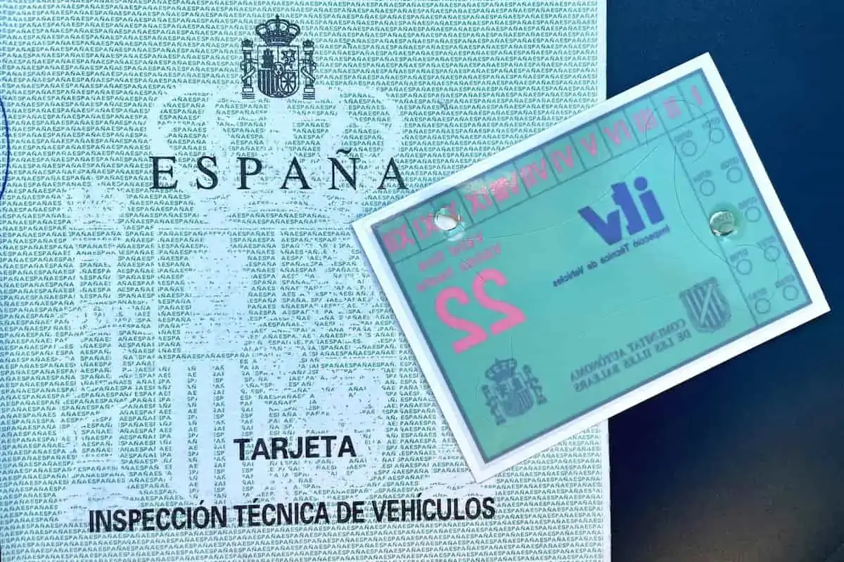 Tarjeta de inspección técnica de vehículos (ITV) con el escudo de España y el logo