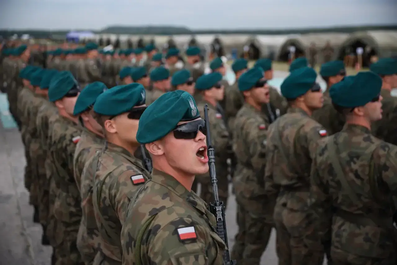 Żołnierze w zielonych beretach i mundurach polowych, gotowi do obrony kraju. W razie wojny kto idzie do wojska? Ci, którzy przysięgali wierność.