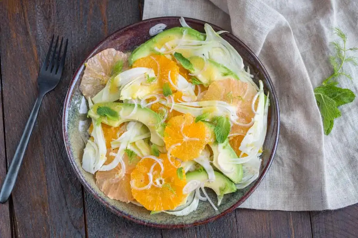 Salade fraîche et colorée : fenouil croquant, avocat crémeux, suprêmes d'orange juteux et quelques feuilles de menthe. Un délice léger.
