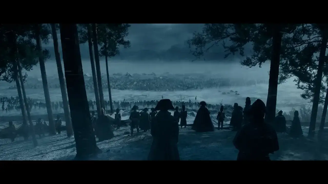 Mroczna scena bitwy, jak z filmów Ridley'a Scotta. Żołnierze w historycznych strojach obserwują zza drzew ogromną armię na tle mglistego krajobrazu.