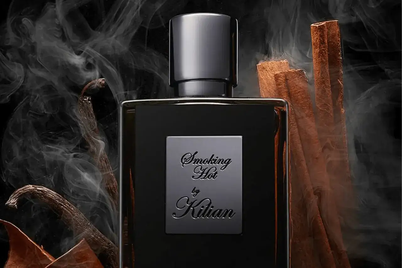 Czarna butelka perfum 