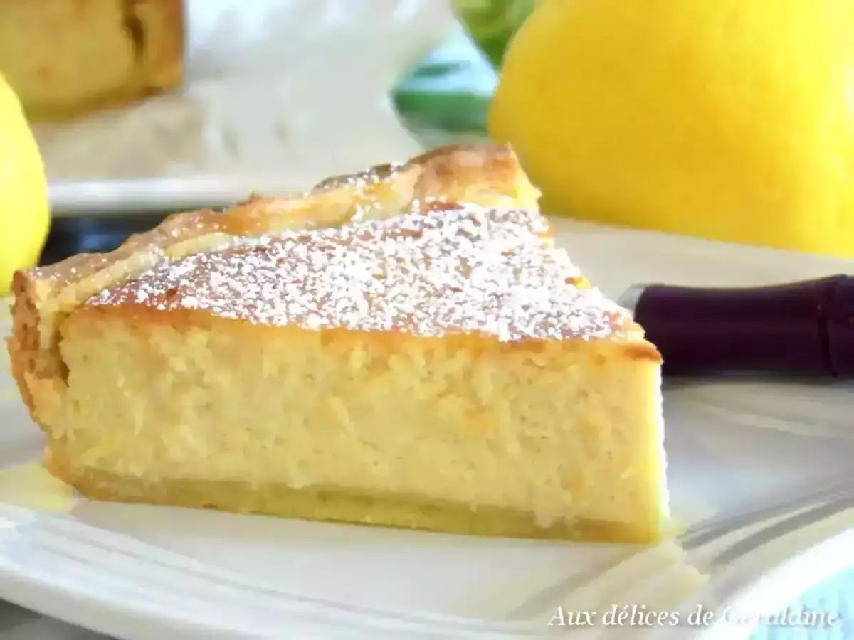 Tranche de gâteau crémeux à la ricotta et au citron, saupoudrée de sucre glace. Un délice pour les papilles.