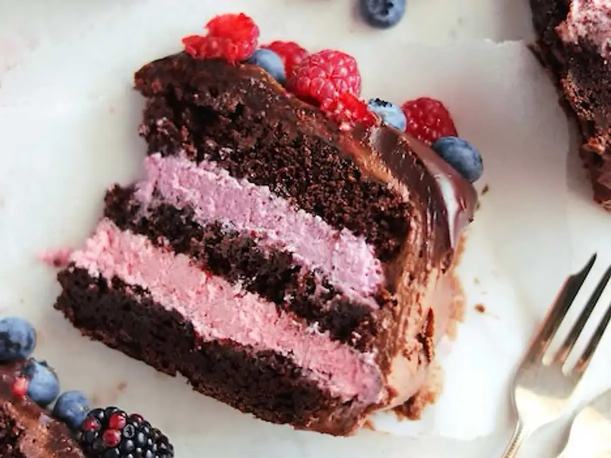 En saftig chokladt&aring;rta med hallonmousse, toppad med f&auml;rska b&auml;r. Ett perfekt chokladt&aring;rta recept f&ouml;r alla tillf&auml;llen.