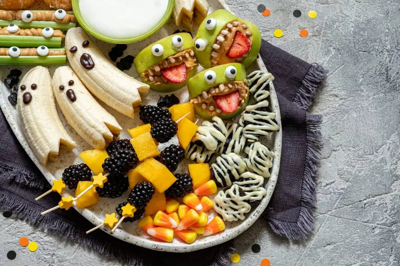Brochetas de frutas para Halloween: plátanos fantasma, manzanas monstruosas y moras. ¡Una fiesta terroríficamente deliciosa!
