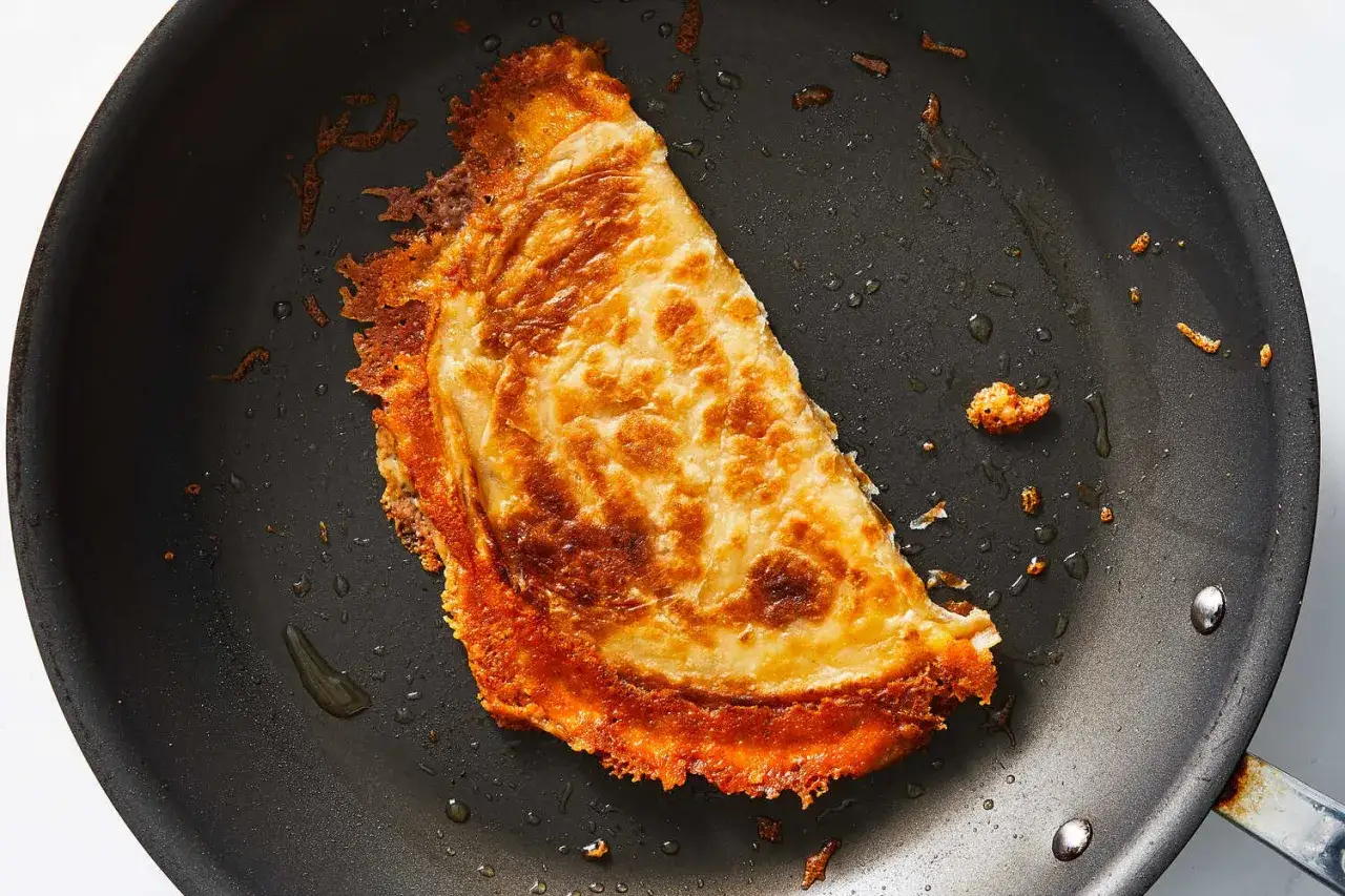 En gyllene, krispig quesadilla steks i en stekpanna. Perfekt för ett snabbt quesadillas recept.