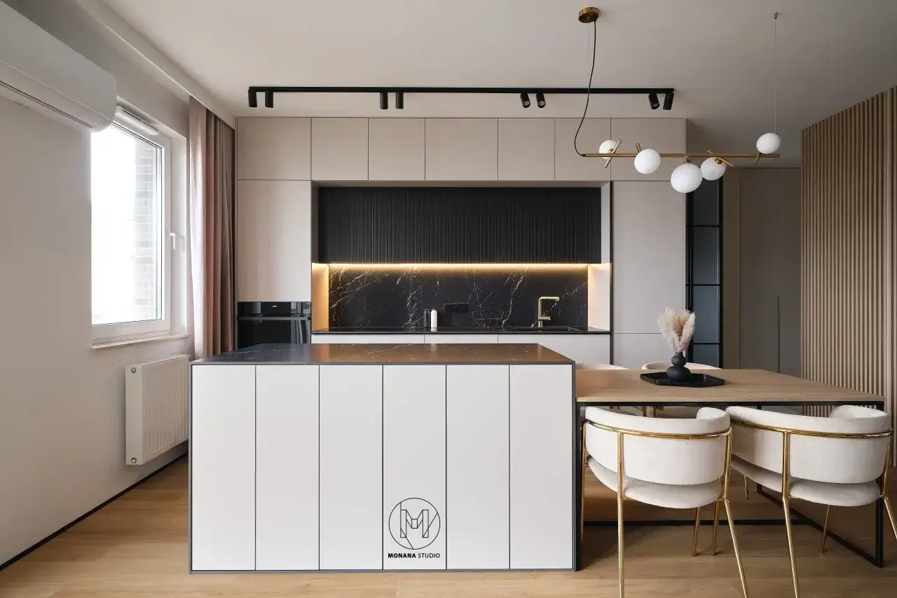 Nowoczesne kuchnie inspiracje: minimalistyczna wyspa, czarny marmur, złote detale i drewniane akcenty tworzą elegancką przestrzeń.