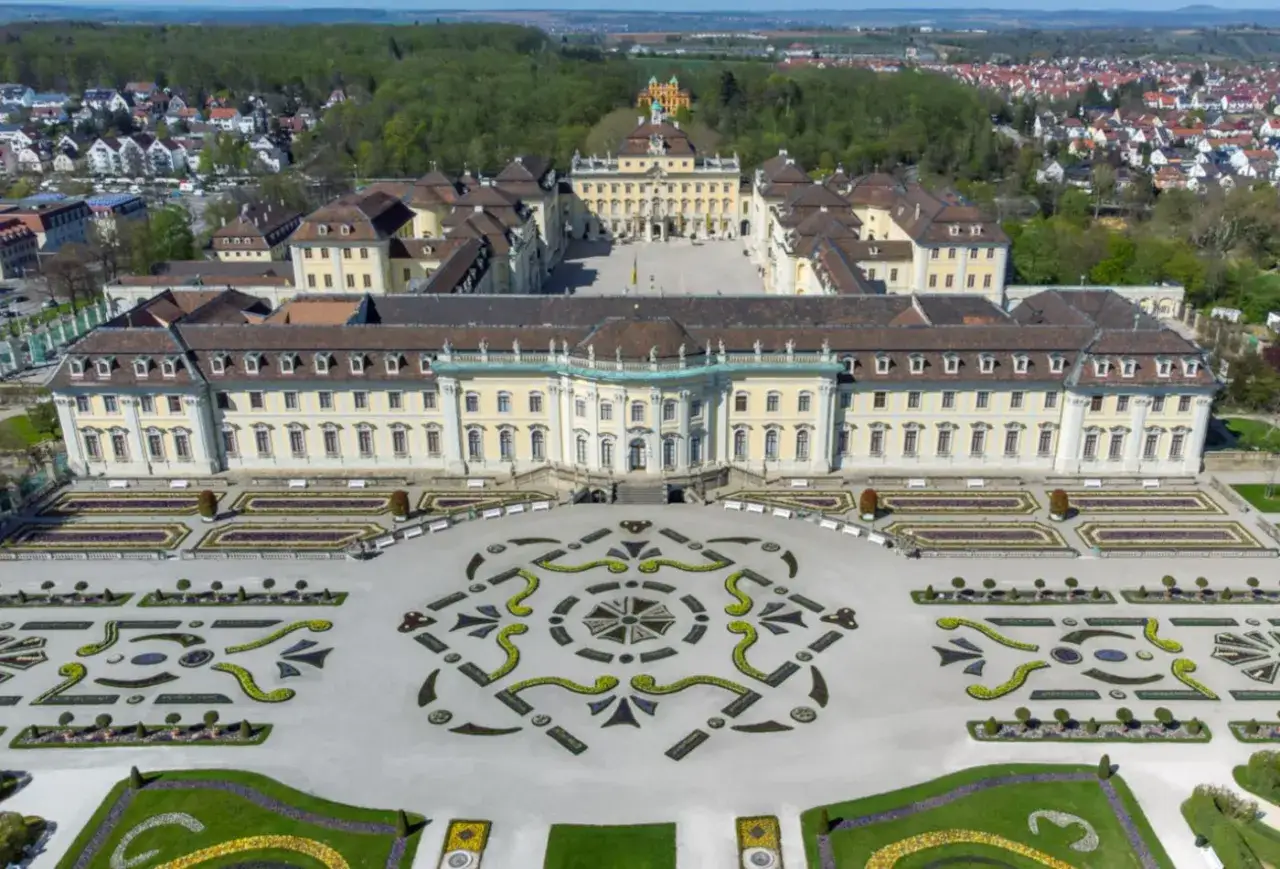 Luftaufnahme des Barockschlosses Ludwigsburg mit seinen weitl&auml;ufigen, kunstvoll gestalteten Gartenanlagen.