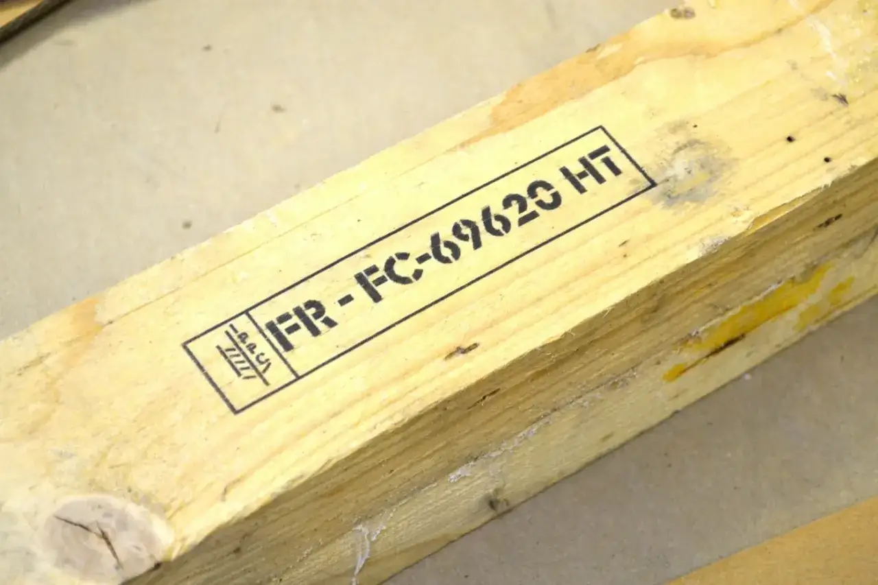 Planche de bois brut avec marquage 