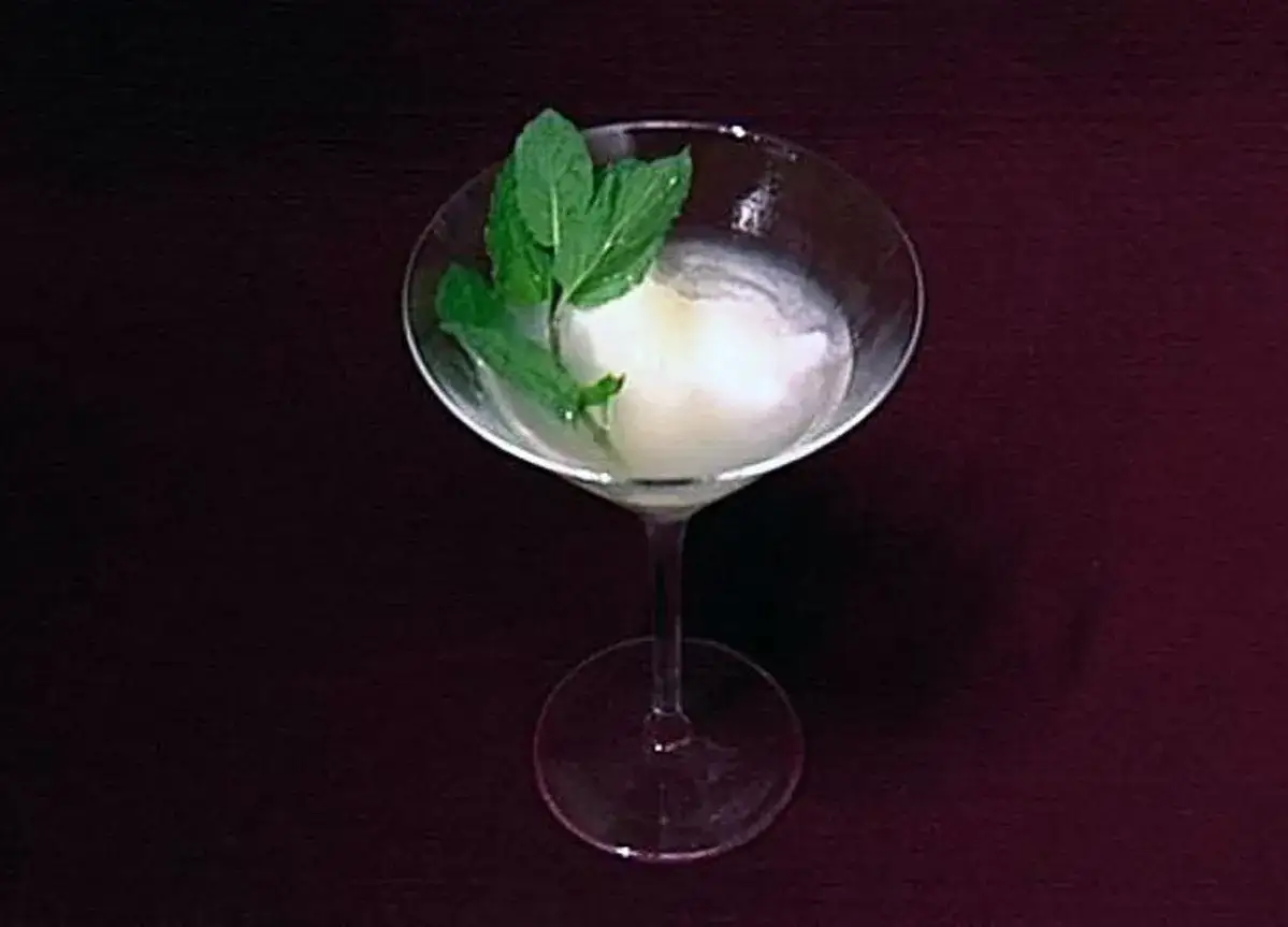 Erfrischendes Limoncello Eis in einem Martiniglas, garniert mit frischer Minze. Ein Hauch von Italien für heiße Tage.