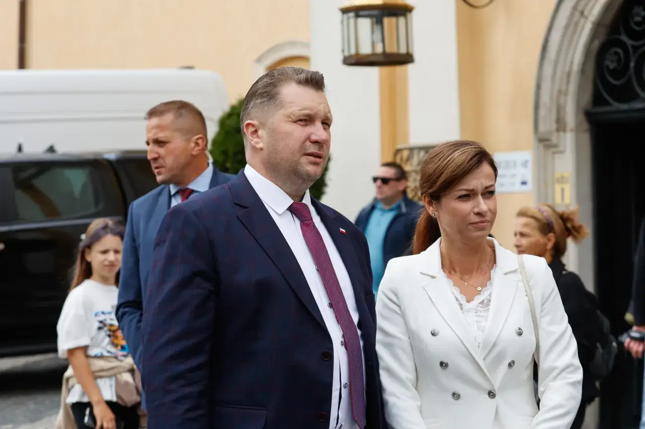 Przemysław Czarnek z żoną, Katarzyną, podczas oficjalnego wydarzenia.