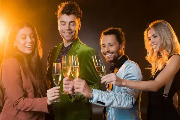 dw&oacute;ch przyjaci&oacute;ł w średnim wieku wznoszących toast na świeżym powietrzu