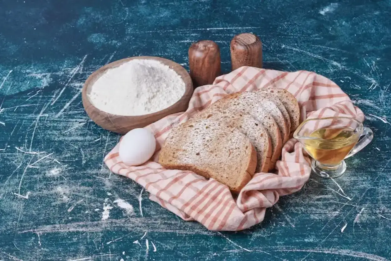 Ingrédients pour une brioche parfaite : farine, œuf, miel et pain tranché. Quelle farine pour brioche ? La réponse est dans la préparation !