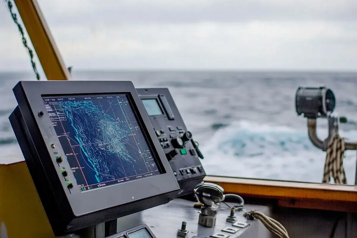Schermo di un ecoscandaglio come funziona, mostra una mappa dettagliata del fondale marino.