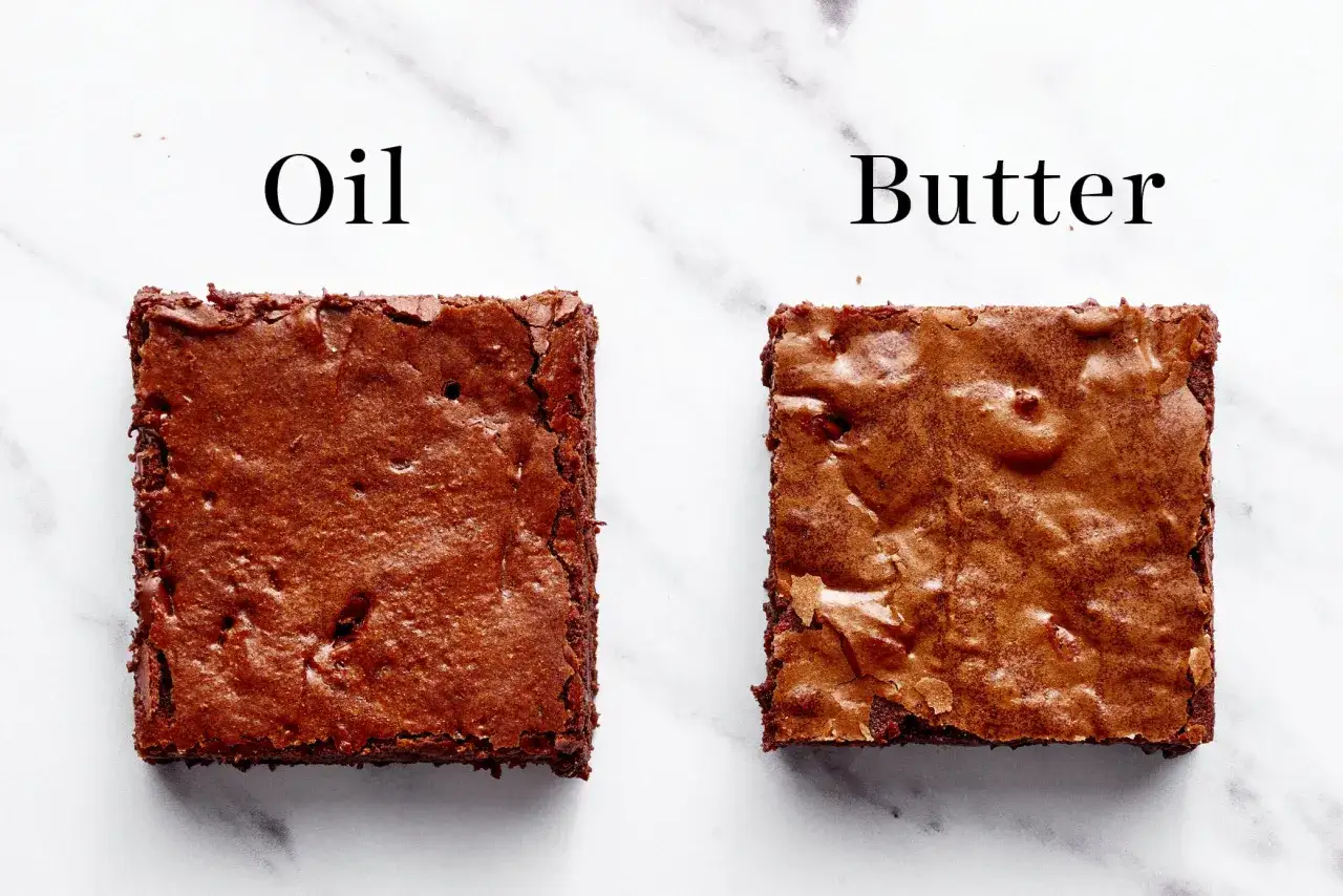 Deux brownies côte à côte : l'un fait avec de l'huile (plus sombre), l'autre avec du beurre. Idéal pour remplacer beurre par huile de coco.