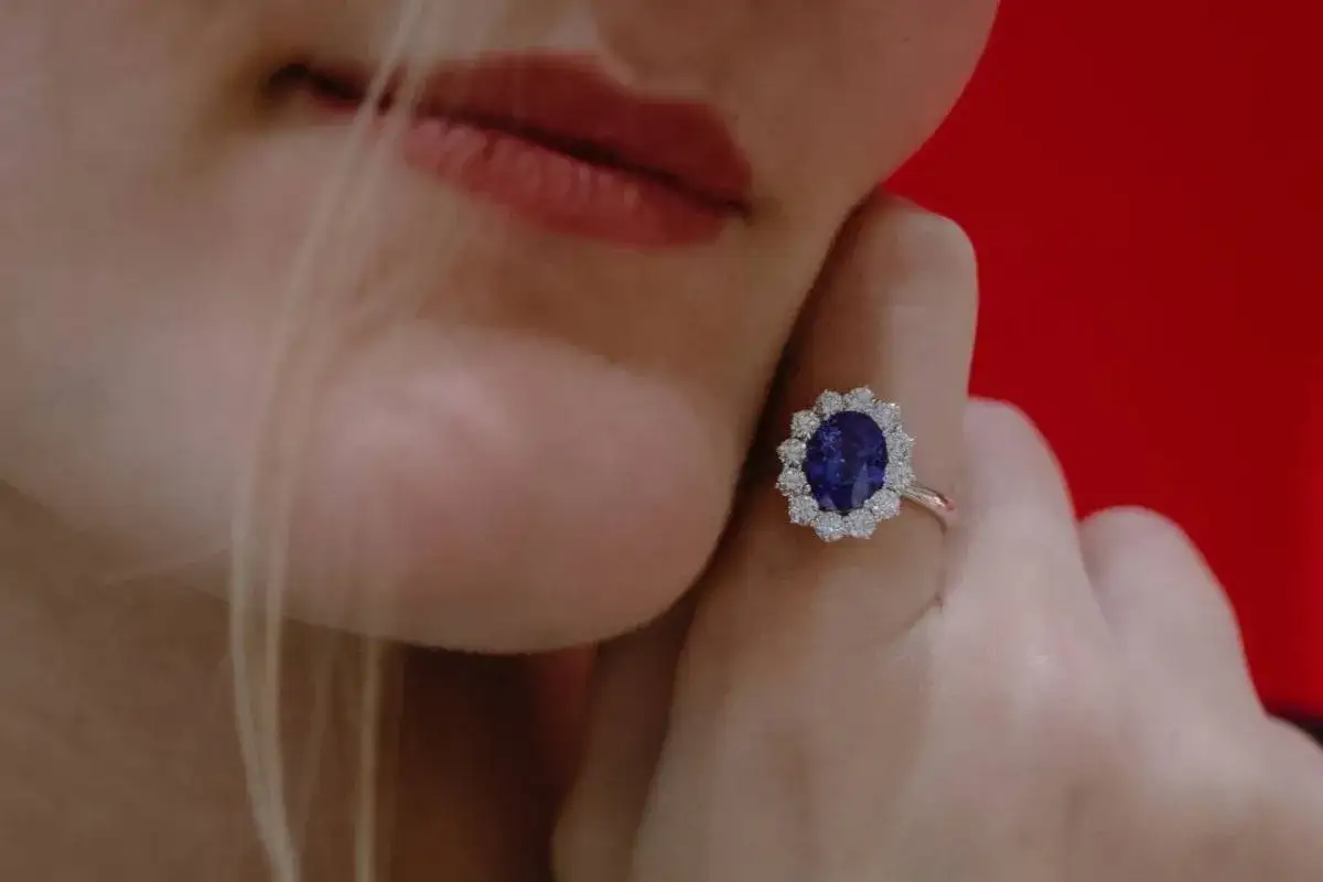 Anello con zaffiro blu intenso, circondato da diamanti scintillanti. Un gioiello che evoca il profondo significato dello zaffiro: saggezza, nobilt&agrave; e verit&agrave;.