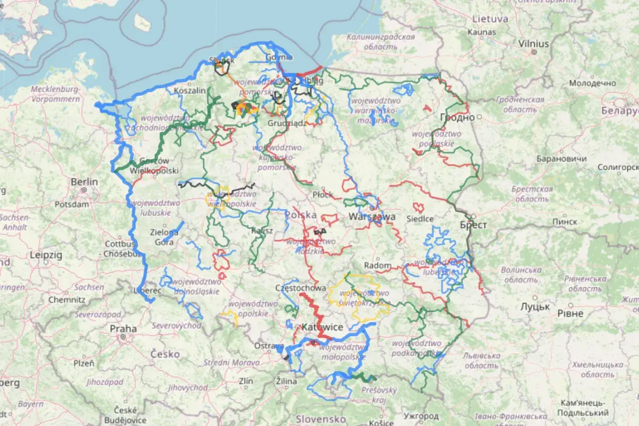 Mapa z zaznaczonymi trasami velo Polska, biegnącymi przez różne województwa, od Bałtyku po Czechy i Słowację.