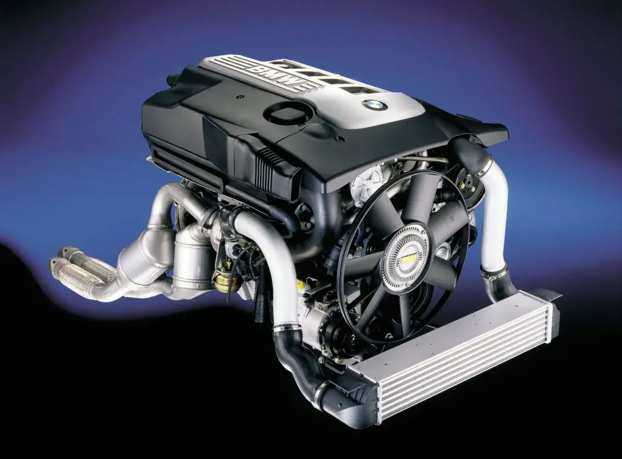 Silnik M57 BMW, serce wielu modeli, z turbosprężarką i intercoolerem.