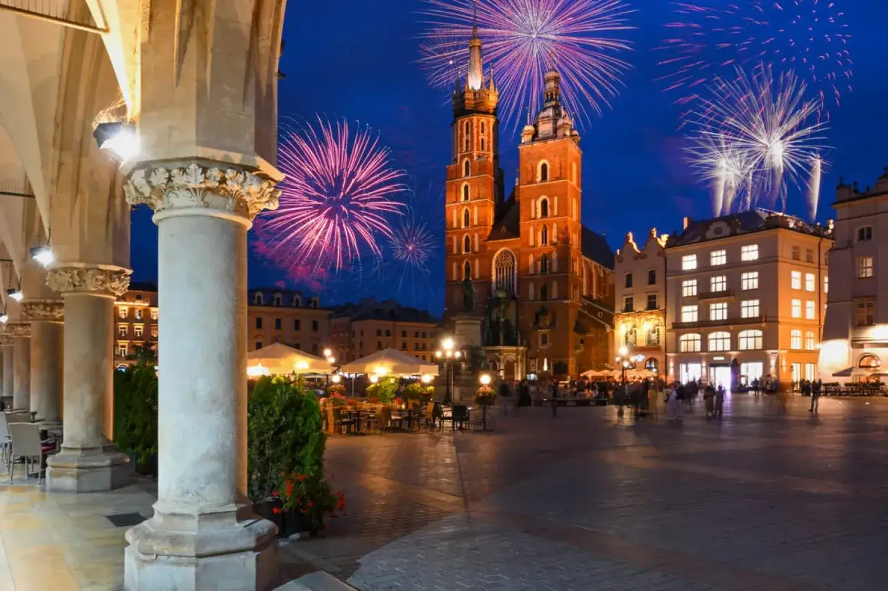 Krakowski Rynek nocą z fajerwerkami – idealne miejsce na sylwestra we dwoje. Romantyczna atmosfera i spektakl na niebie.