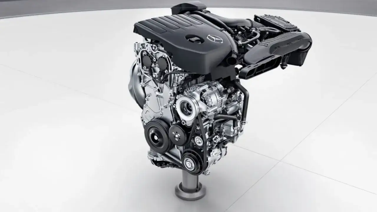 Motor Mercedes 1.5 gasolina, mostrando su complejo diseño y componentes.