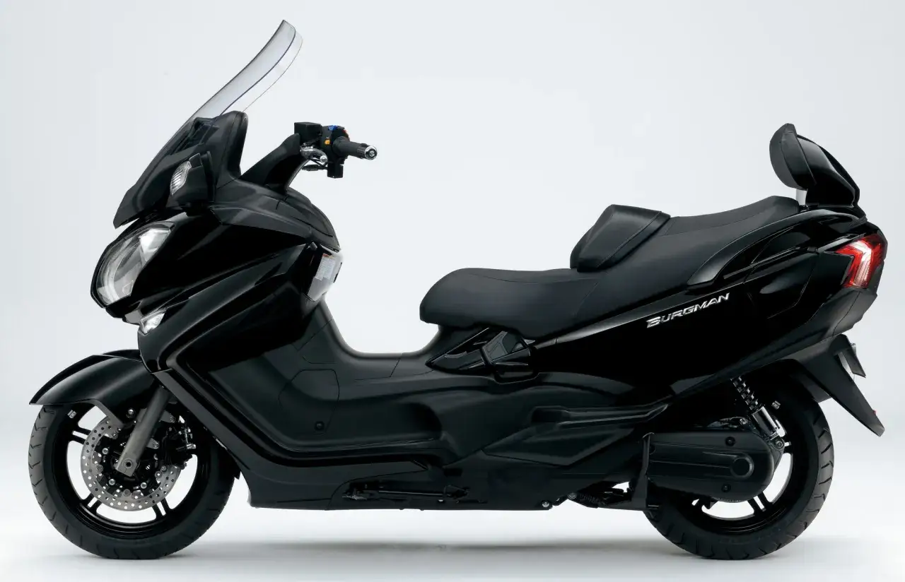 Elegancki, czarny Suzuki Burgman Executive z wygodnym siedzeniem i dużą szybą, gotowy na każdą podróż.