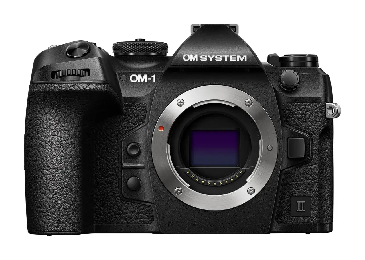 Czarny aparat OM SYSTEM OM-1 z metalowym bagnetem obiektywu i wyraźnym logo.