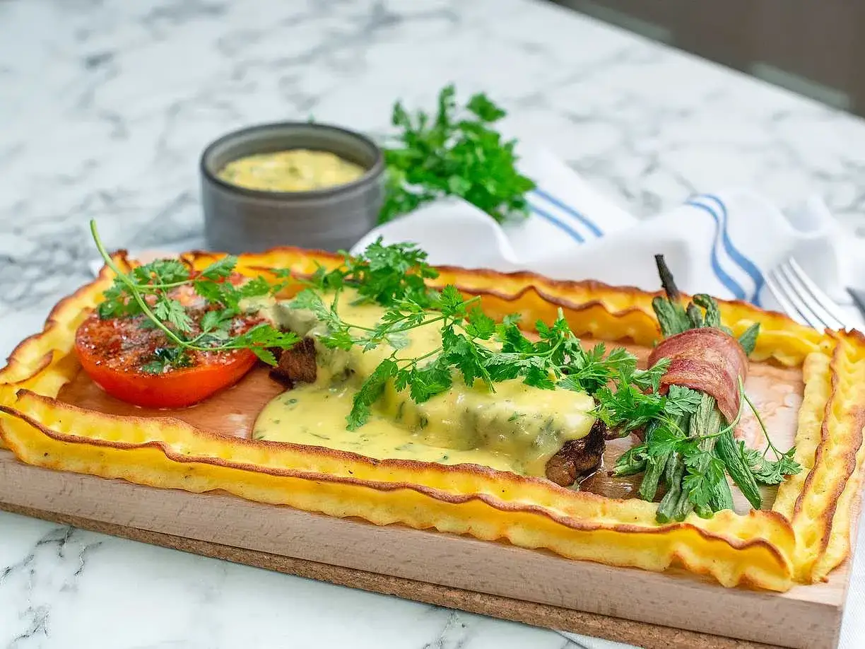 En lyxig plankstek med mört kött, krämig sås, bakad tomat och sparris inslagen i bacon. Perfekt vin till plankstek.