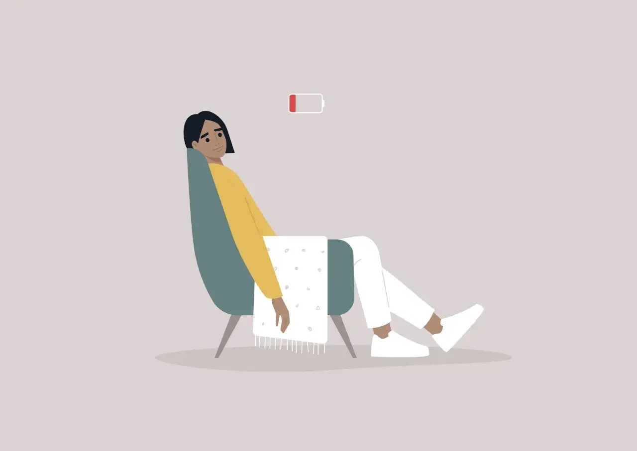 Eine Person sitzt ersch&ouml;pft in einem Sessel, eine leere Batterie &uuml;ber ihr symbolisiert tumorbedingte Fatigue.