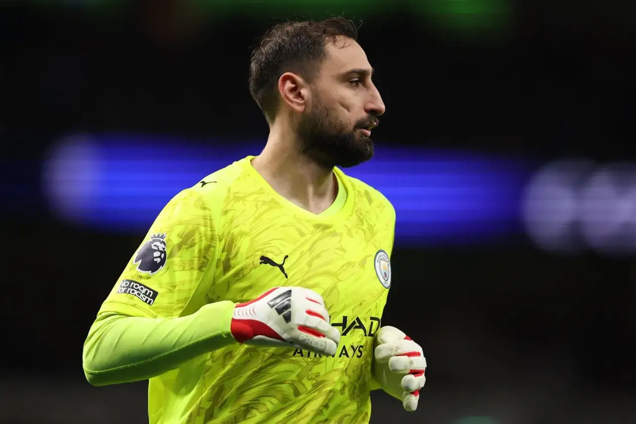 Bramkarz Gigi Donnarumma w żółtej koszulce z logo Manchesteru City i Premier League.