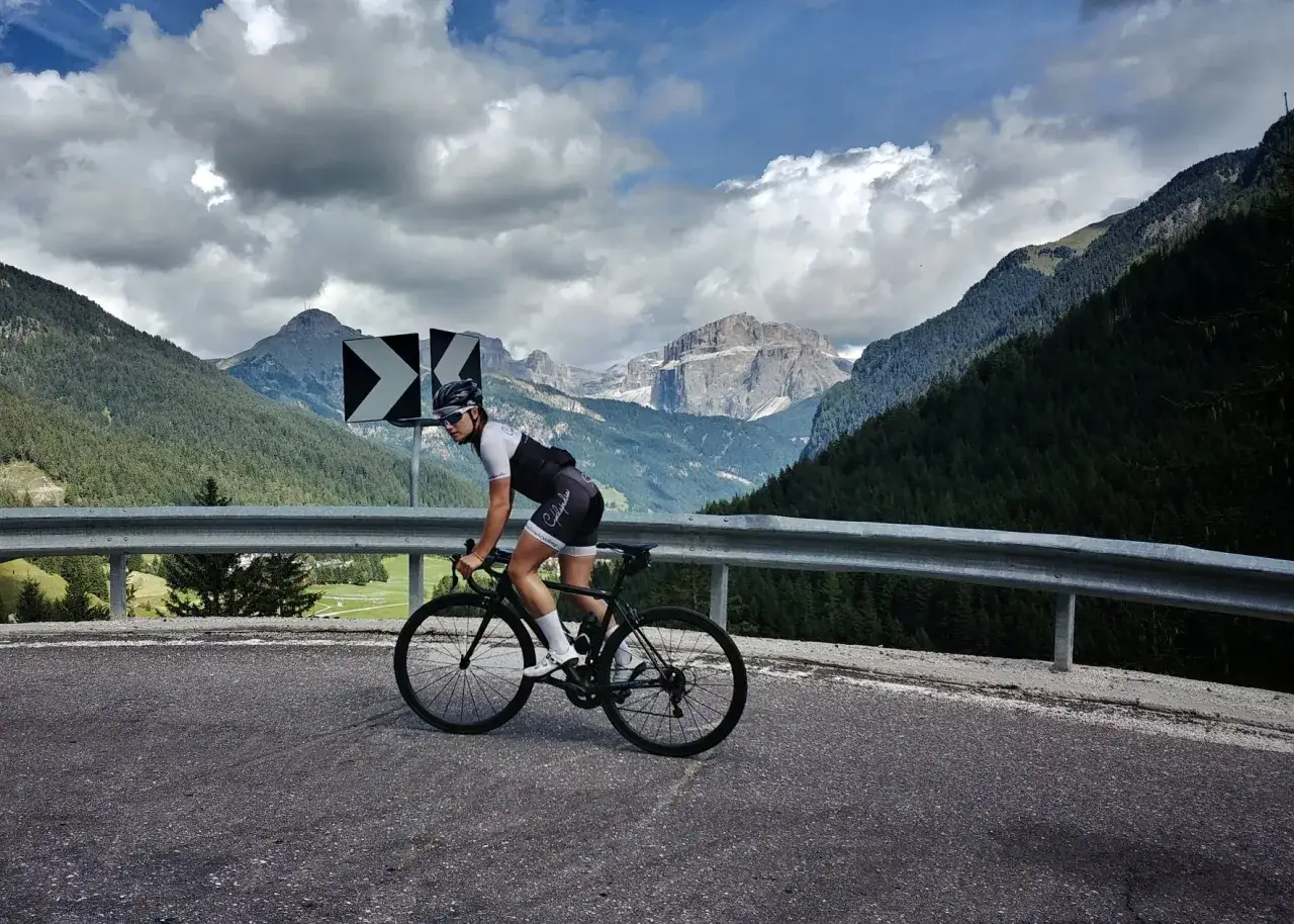 Kolarz na górskiej drodze, budowanie bazy tlenowej w Dolomitach.