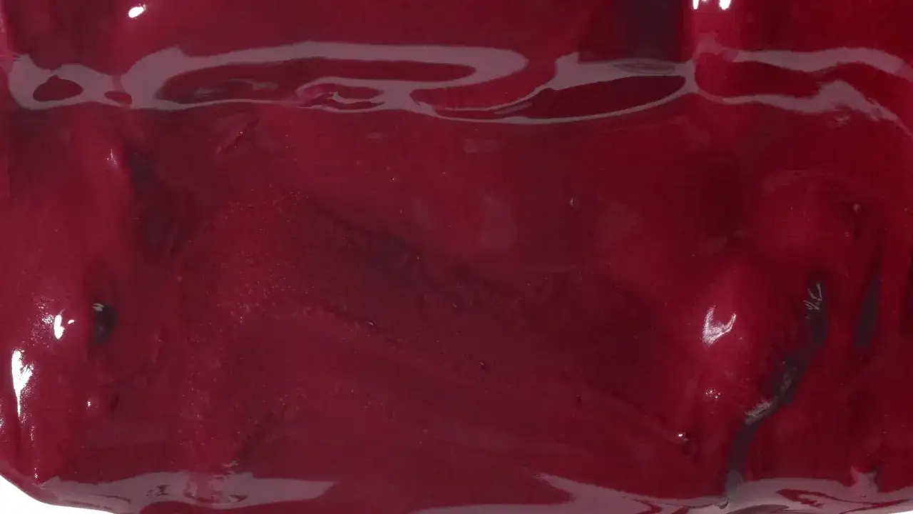 Glänzende, dunkelrote Farbe mit schimmernden Reflexen. So mischt man dunkelrot für einen tiefen, satten Farbton.