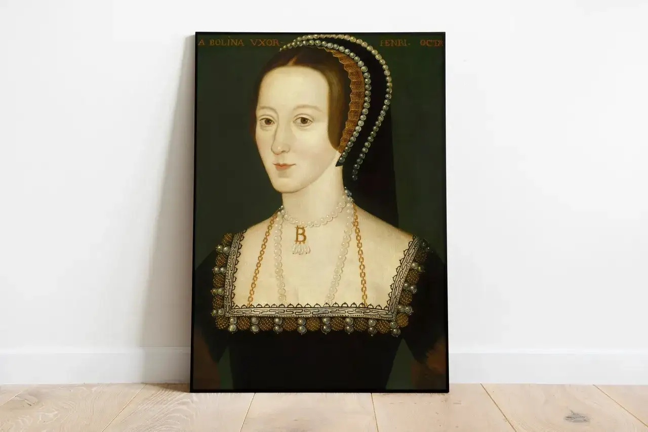 Portret Anny Boleyn, jednej z najbardziej znanych postaci dynastii Tudorów, w bogatym stroju i biżuterii.